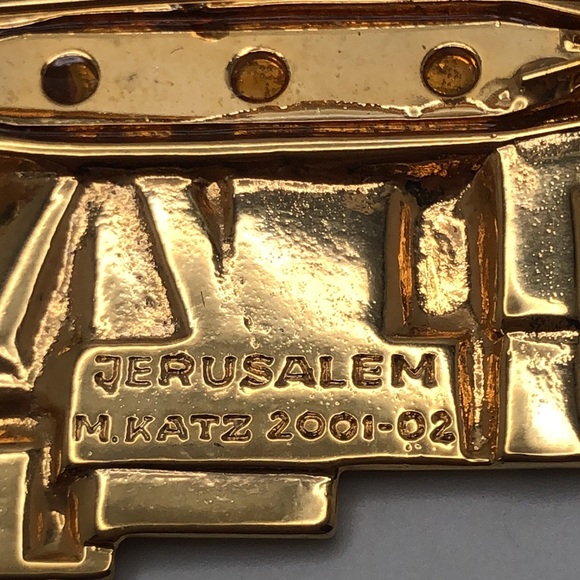 Torah Orah Torah is Light
2001-02 M. Katz Israel Gold Tone Pin/Pendant Jerusalem - Picture 3 of 4